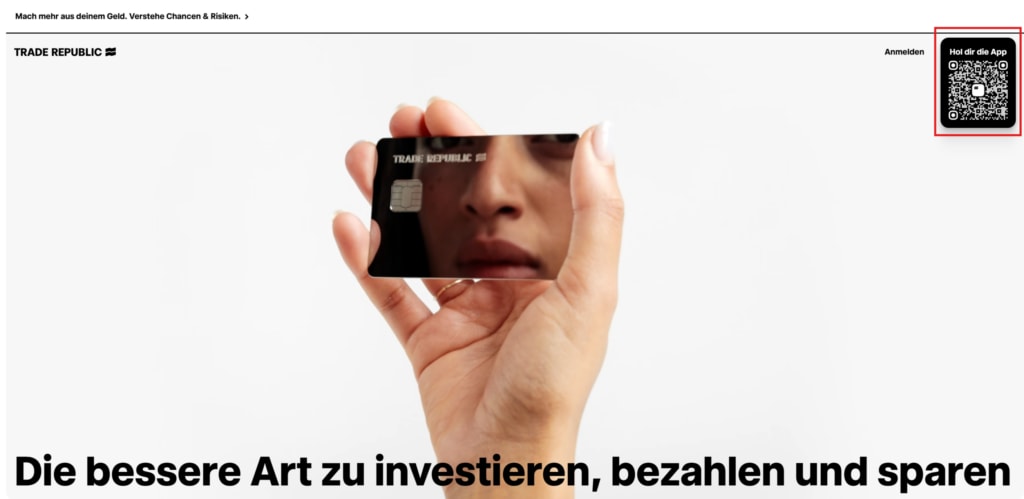 So funktioniert´s bei Trade Republic: Um die Trade Republic App runterzuladen, kannst du entweder den App Store oder den Google Play Store besuchen. Auf der Trade Republic Website findest du zudem einen QR Code für den Download (rot umrandet).